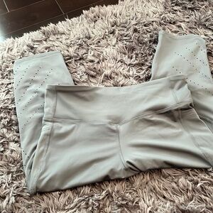 Champion cropped leggings with side pockets size XL with venting at lower leg.